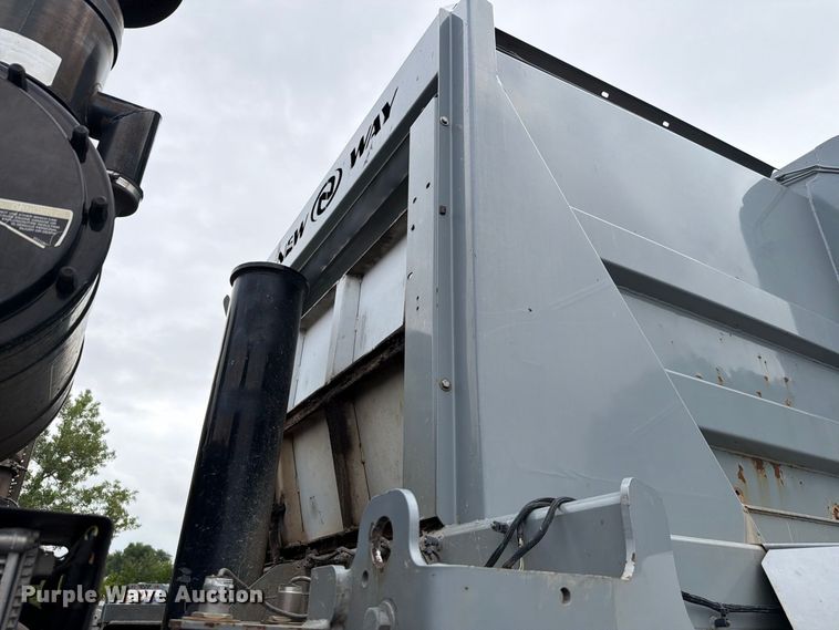 image for item FH6261 2017 Mack LR633 refuse truck