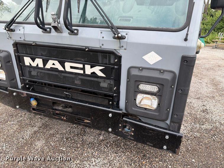 image for item FH6261 2017 Mack LR633 refuse truck