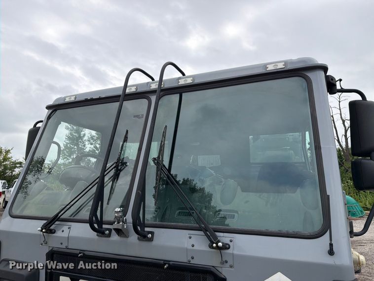image for item FH6261 2017 Mack LR633 refuse truck