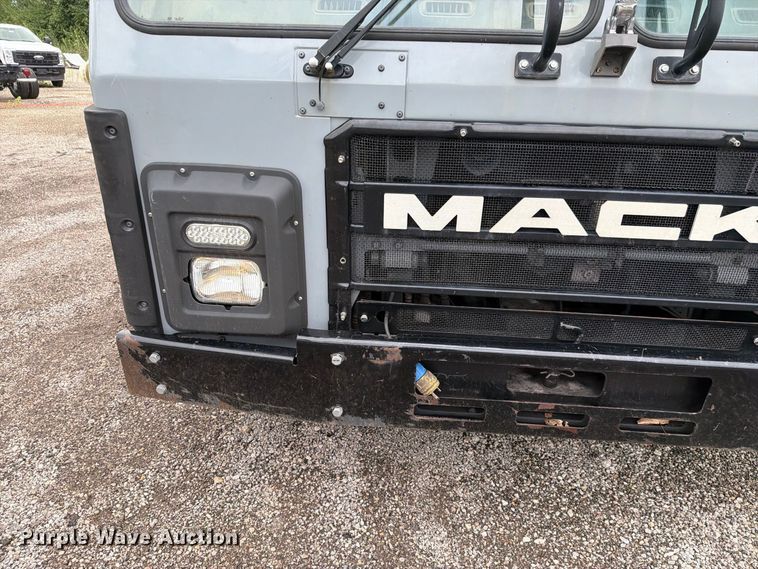 image for item FH6261 2017 Mack LR633 refuse truck
