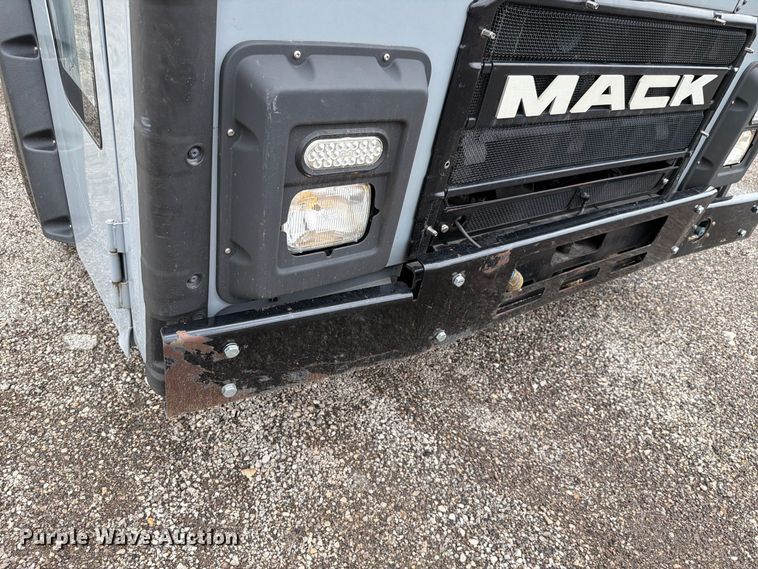 image for item FH6261 2017 Mack LR633 refuse truck