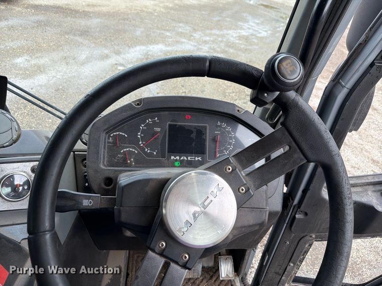 image for item FH6261 2017 Mack LR633 refuse truck