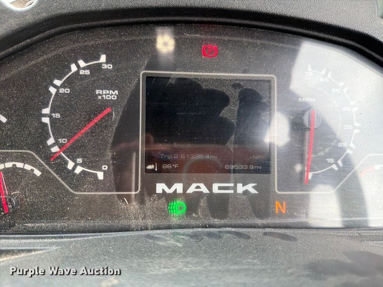image for item FH6261 2017 Mack LR633 refuse truck