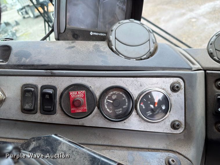 image for item FH6261 2017 Mack LR633 refuse truck