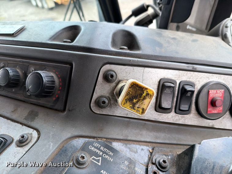 image for item FH6261 2017 Mack LR633 refuse truck