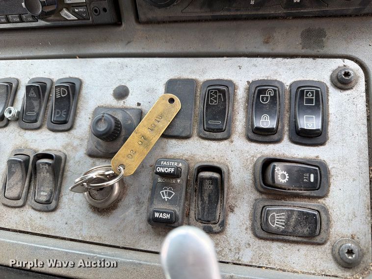 image for item FH6261 2017 Mack LR633 refuse truck