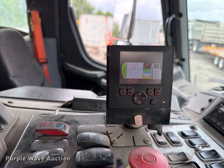 image for item FH6261 2017 Mack LR633 refuse truck