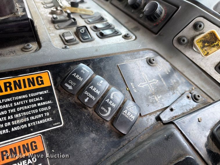 image for item FH6261 2017 Mack LR633 refuse truck