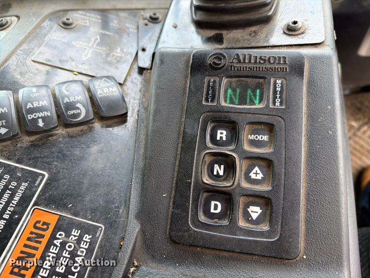 image for item FH6261 2017 Mack LR633 refuse truck