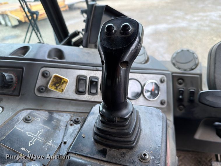 image for item FH6261 2017 Mack LR633 refuse truck