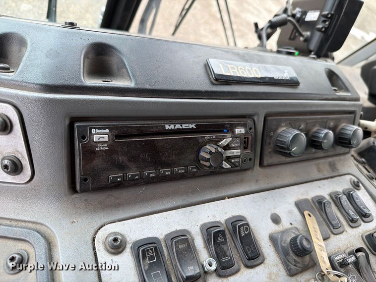 image for item FH6261 2017 Mack LR633 refuse truck