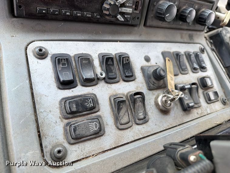 image for item FH6261 2017 Mack LR633 refuse truck