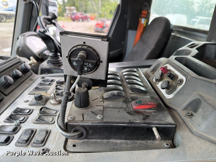 image for item FH6261 2017 Mack LR633 refuse truck