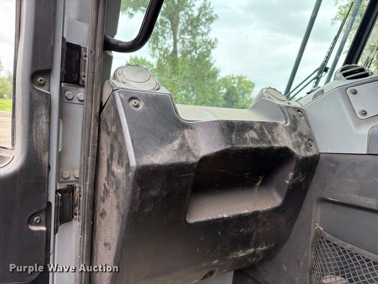 image for item FH6261 2017 Mack LR633 refuse truck