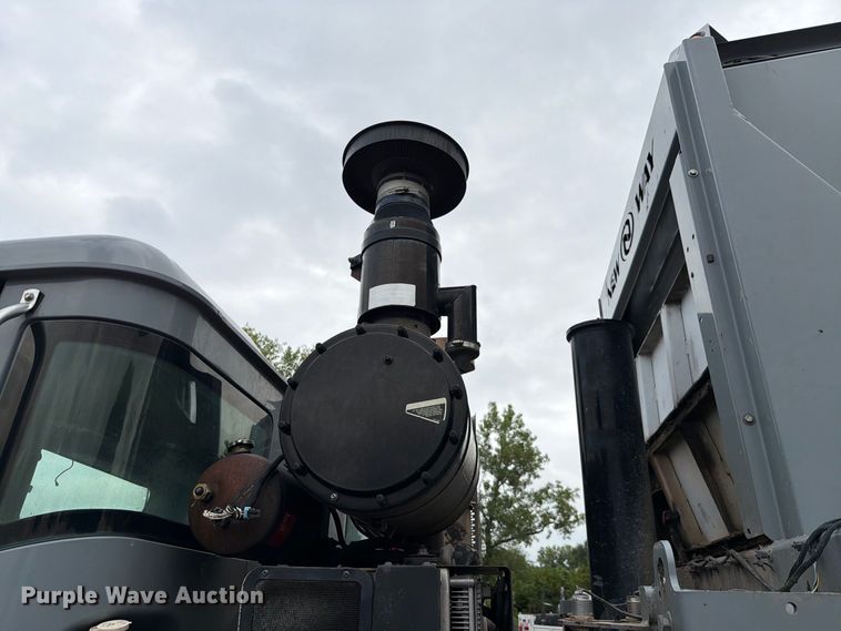 image for item FH6261 2017 Mack LR633 refuse truck