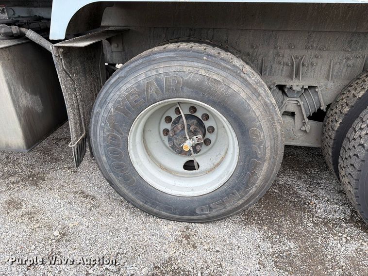 image for item FH6261 2017 Mack LR633 refuse truck