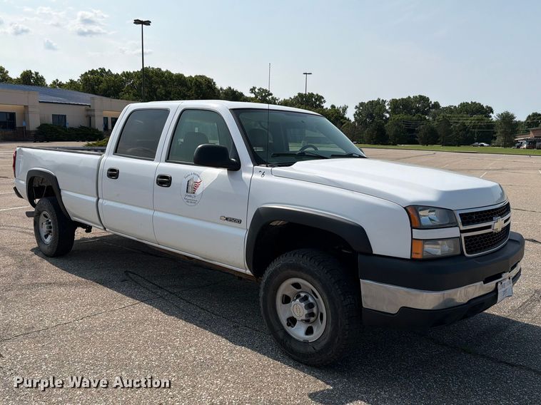 image for item FH6304 2006 Chevrolet Silverado 3500 Crew Cab pickup truck