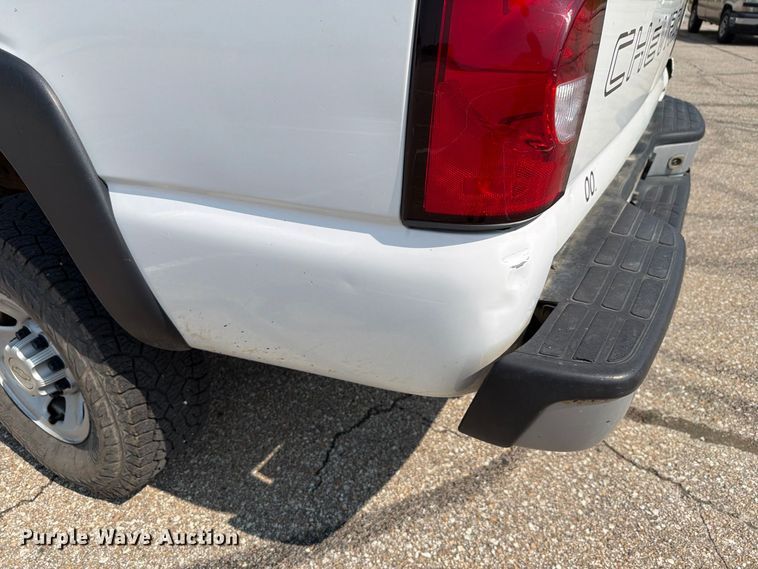image for item FH6304 2006 Chevrolet Silverado 3500 Crew Cab pickup truck