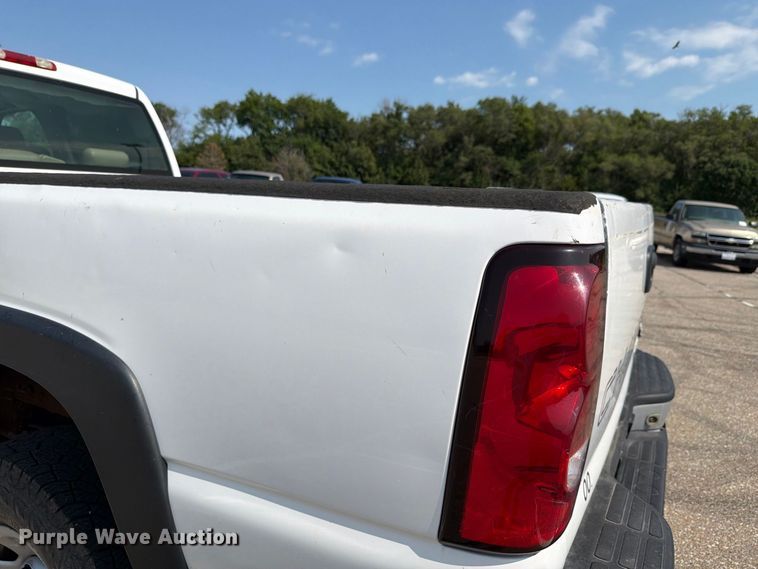 image for item FH6304 2006 Chevrolet Silverado 3500 Crew Cab pickup truck
