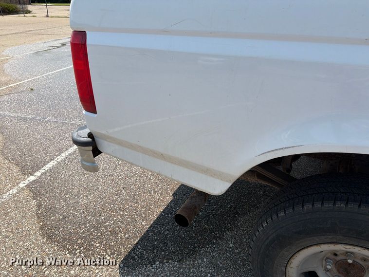 image for item FH6306 1995 Ford F150 XLT pickup truck