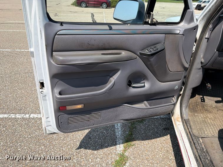 image for item FH6306 1995 Ford F150 XLT pickup truck