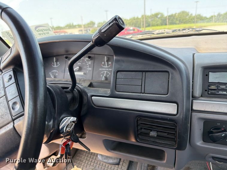 image for item FH6306 1995 Ford F150 XLT pickup truck