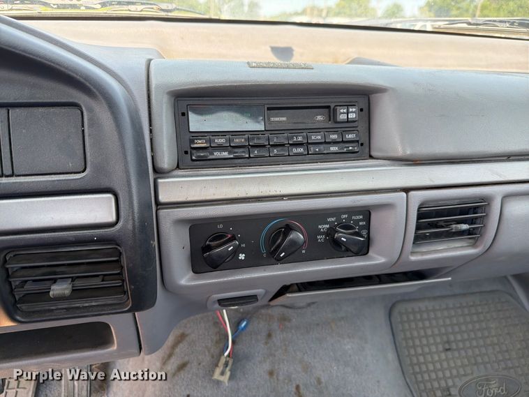 image for item FH6306 1995 Ford F150 XLT pickup truck