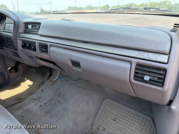 image for item FH6306 1995 Ford F150 XLT pickup truck