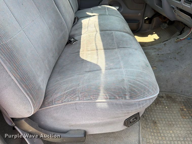 image for item FH6306 1995 Ford F150 XLT pickup truck