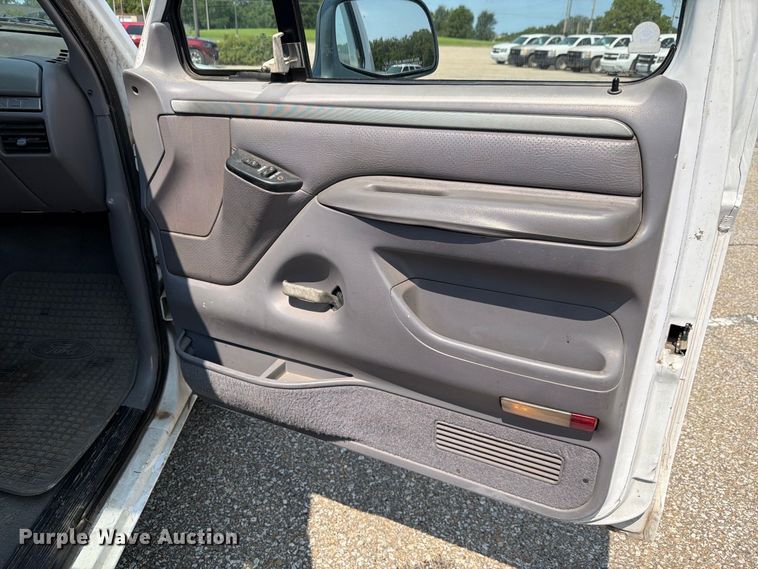 image for item FH6306 1995 Ford F150 XLT pickup truck