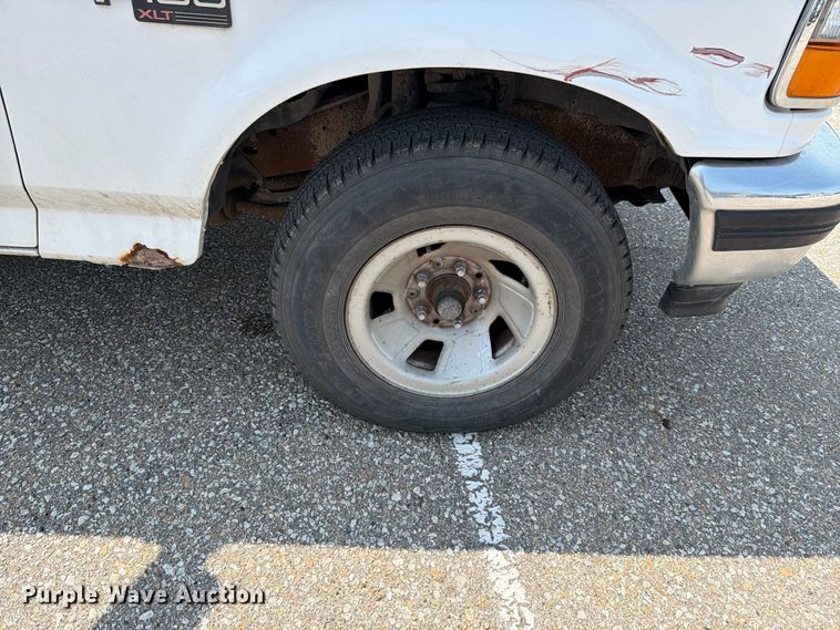 image for item FH6306 1995 Ford F150 XLT pickup truck