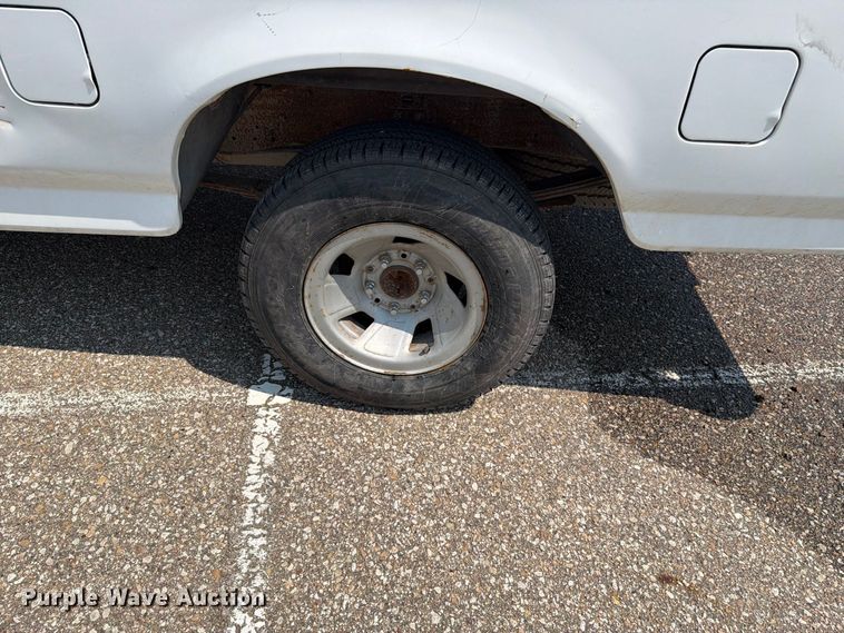 image for item FH6306 1995 Ford F150 XLT pickup truck