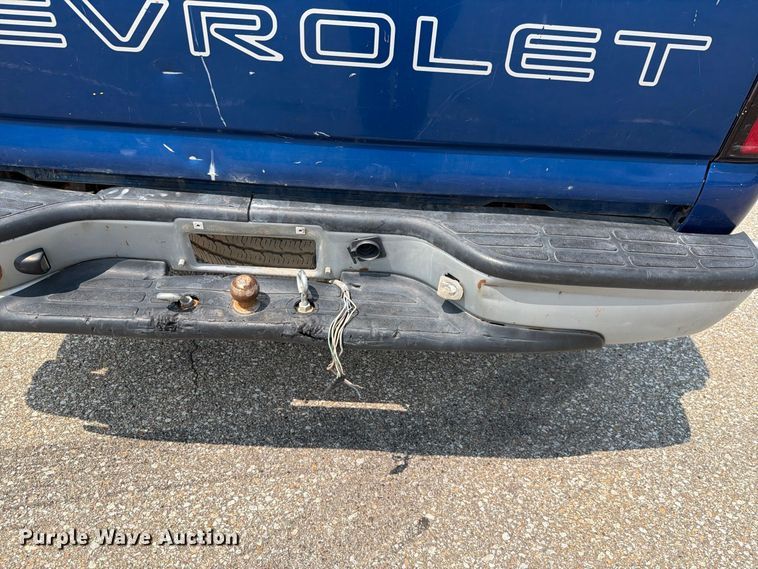 image for item FH6308 2004 Chevrolet Silverado 1500 pickup truck
