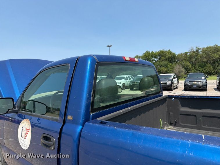 image for item FH6308 2004 Chevrolet Silverado 1500 pickup truck