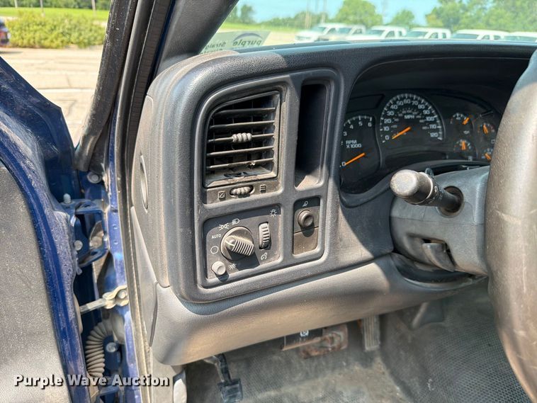 image for item FH6308 2004 Chevrolet Silverado 1500 pickup truck