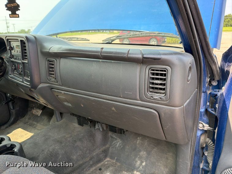 image for item FH6308 2004 Chevrolet Silverado 1500 pickup truck