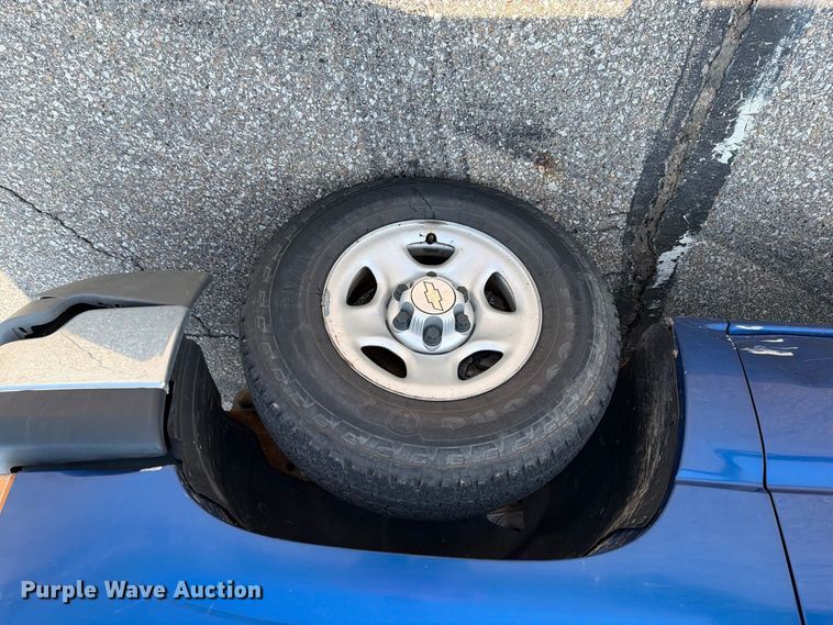 image for item FH6308 2004 Chevrolet Silverado 1500 pickup truck