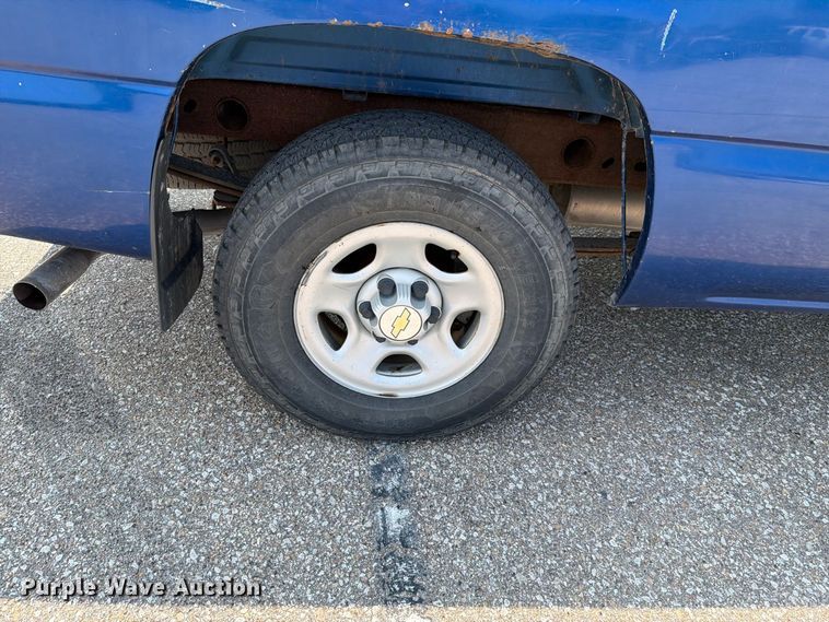 image for item FH6308 2004 Chevrolet Silverado 1500 pickup truck