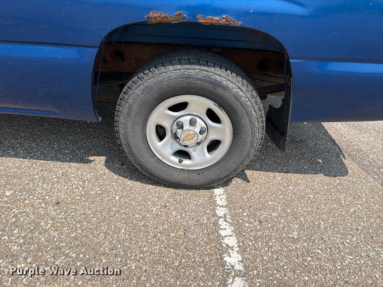 image for item FH6308 2004 Chevrolet Silverado 1500 pickup truck