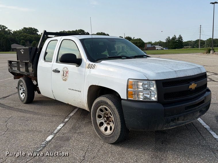 image for item FH6314 2013 Chevrolet Silverado 1500 Ext. Cab flatbed pickup truck