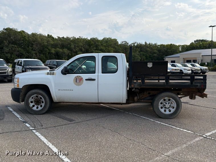 image for item FH6314 2013 Chevrolet Silverado 1500 Ext. Cab flatbed pickup truck