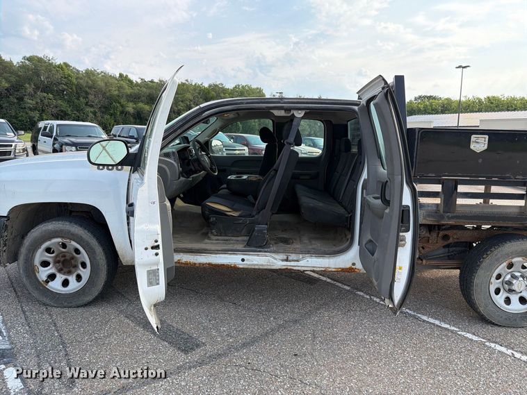 image for item FH6314 2013 Chevrolet Silverado 1500 Ext. Cab flatbed pickup truck