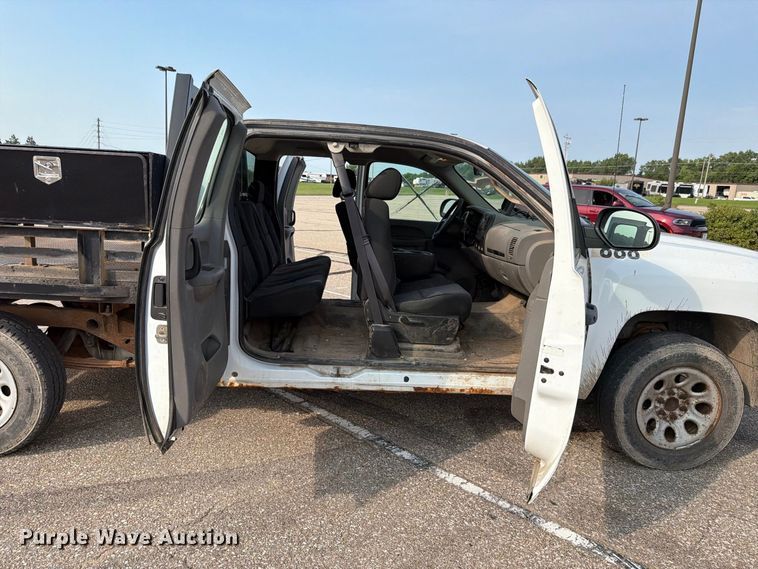 image for item FH6314 2013 Chevrolet Silverado 1500 Ext. Cab flatbed pickup truck
