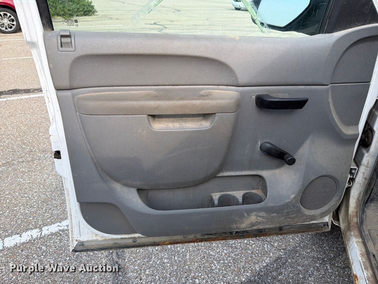 image for item FH6314 2013 Chevrolet Silverado 1500 Ext. Cab flatbed pickup truck