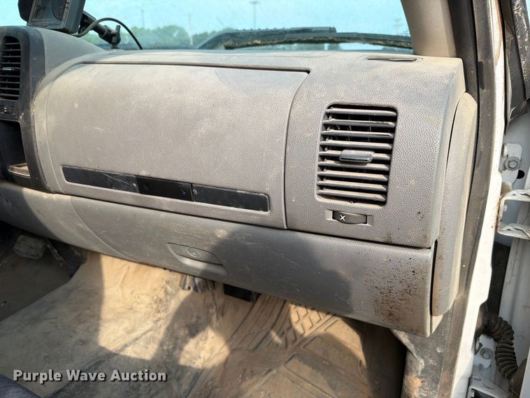 image for item FH6314 2013 Chevrolet Silverado 1500 Ext. Cab flatbed pickup truck