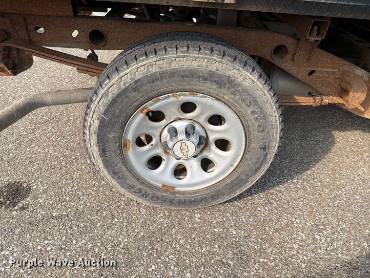 image for item FH6314 2013 Chevrolet Silverado 1500 Ext. Cab flatbed pickup truck