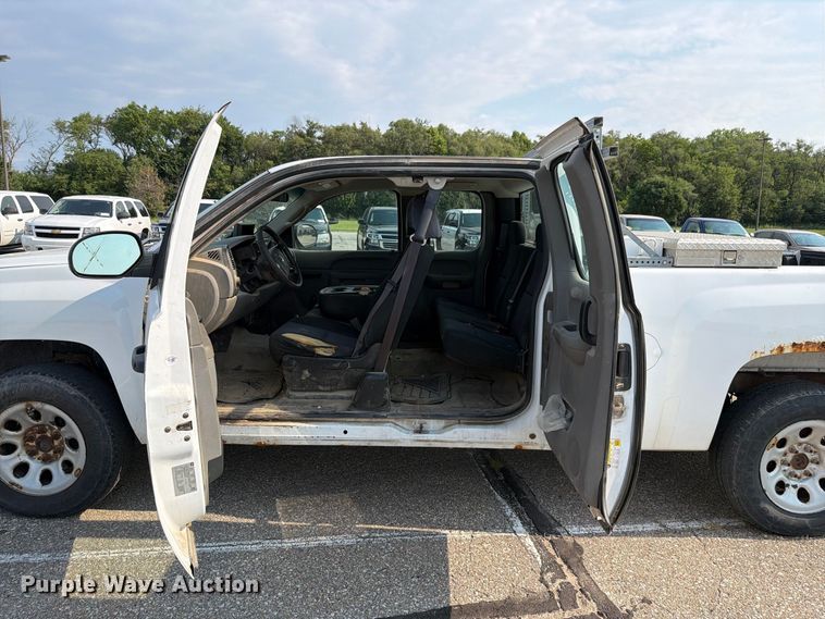 image for item FH6323 2013 Chevrolet Silverado 1500 Ext. Cab pickup truck