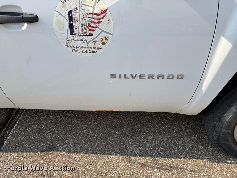 image for item FH6323 2013 Chevrolet Silverado 1500 Ext. Cab pickup truck