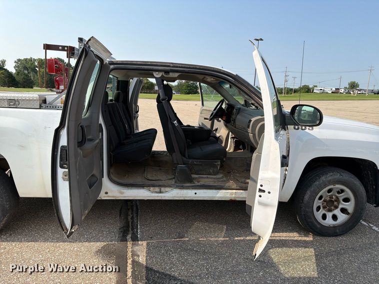 image for item FH6323 2013 Chevrolet Silverado 1500 Ext. Cab pickup truck