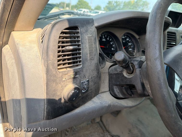image for item FH6323 2013 Chevrolet Silverado 1500 Ext. Cab pickup truck